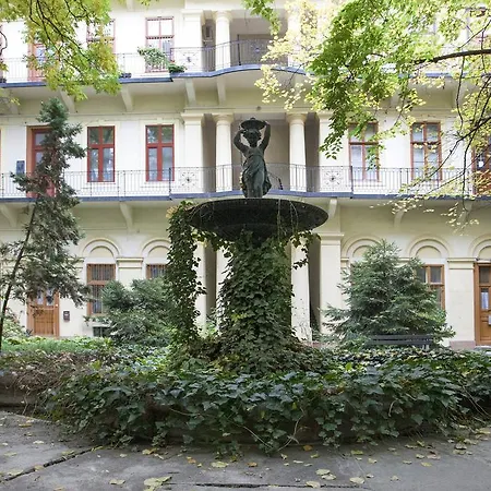 Charlotte Close To Opera * Budapest