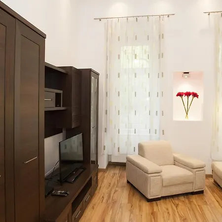 Charlotte Close To Opera * Budapest