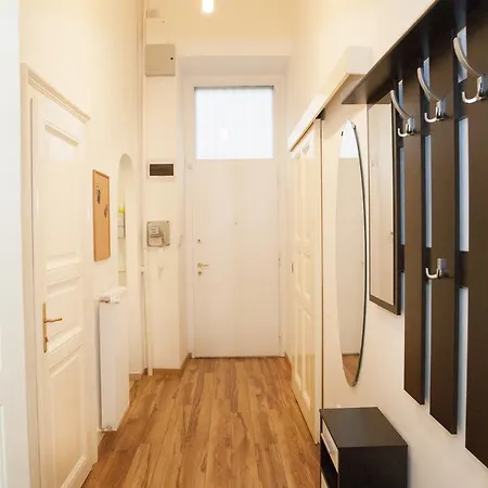 Charlotte Close To Opera